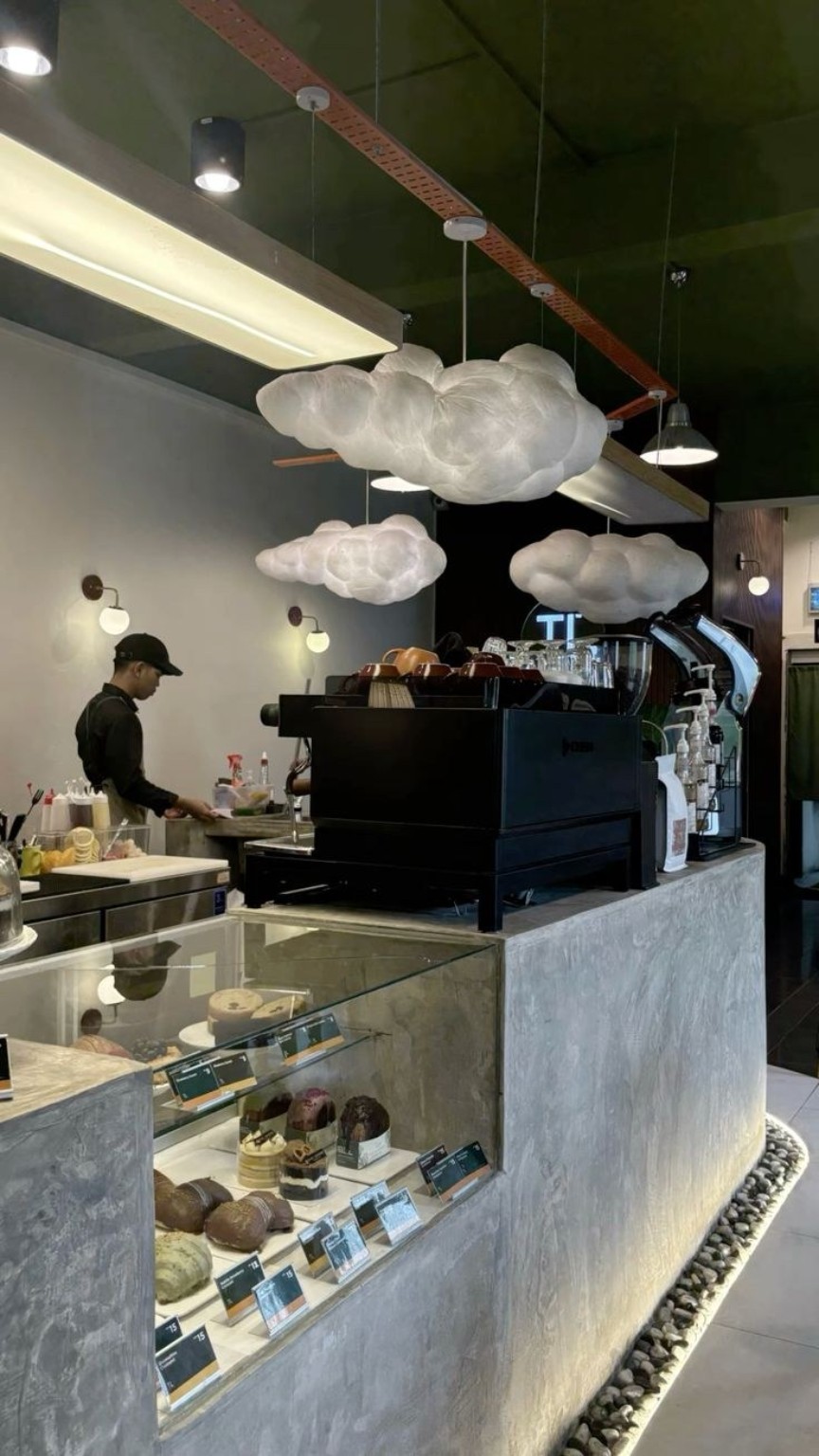 Area bar cafe dengan lampu berbentuk awan