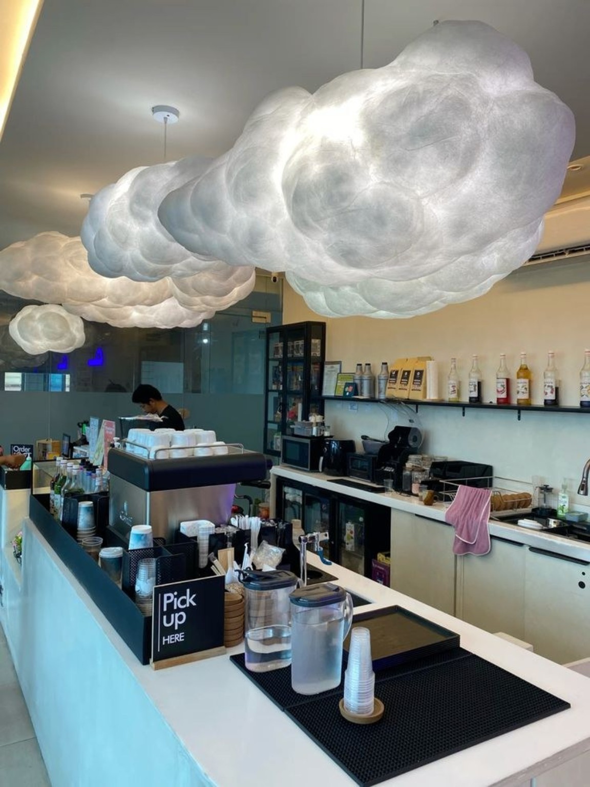 Counter cafe dengan lampu awan