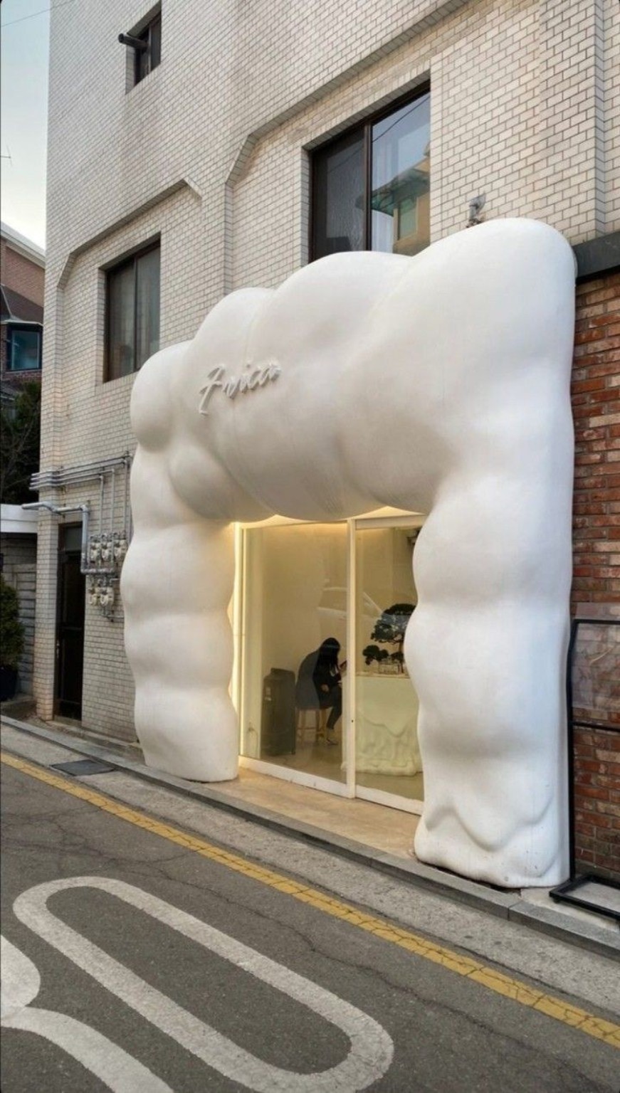 Pintu masuk Cloud Coffee berbentuk awan