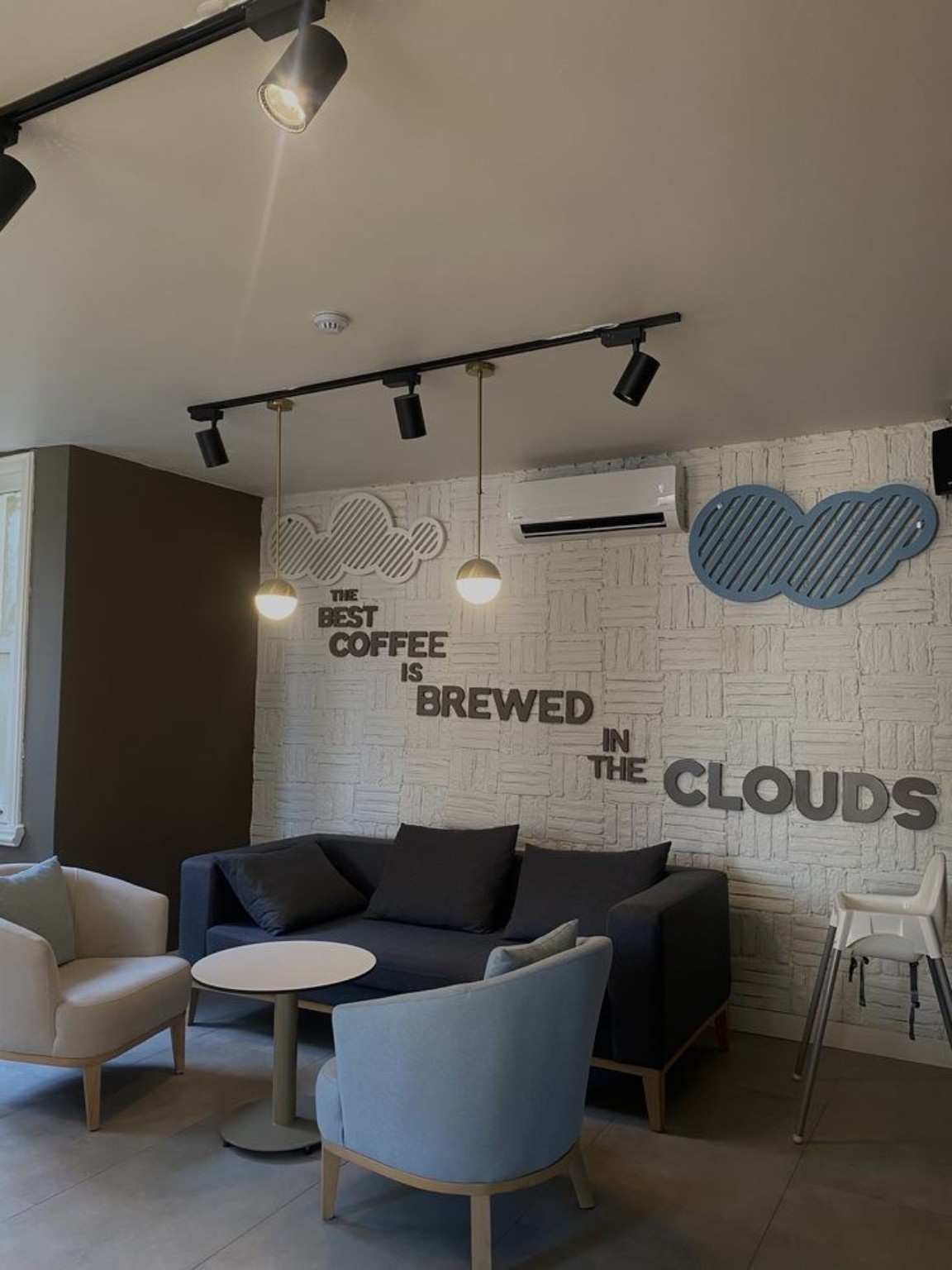 Area lounge cafe dengan sofa