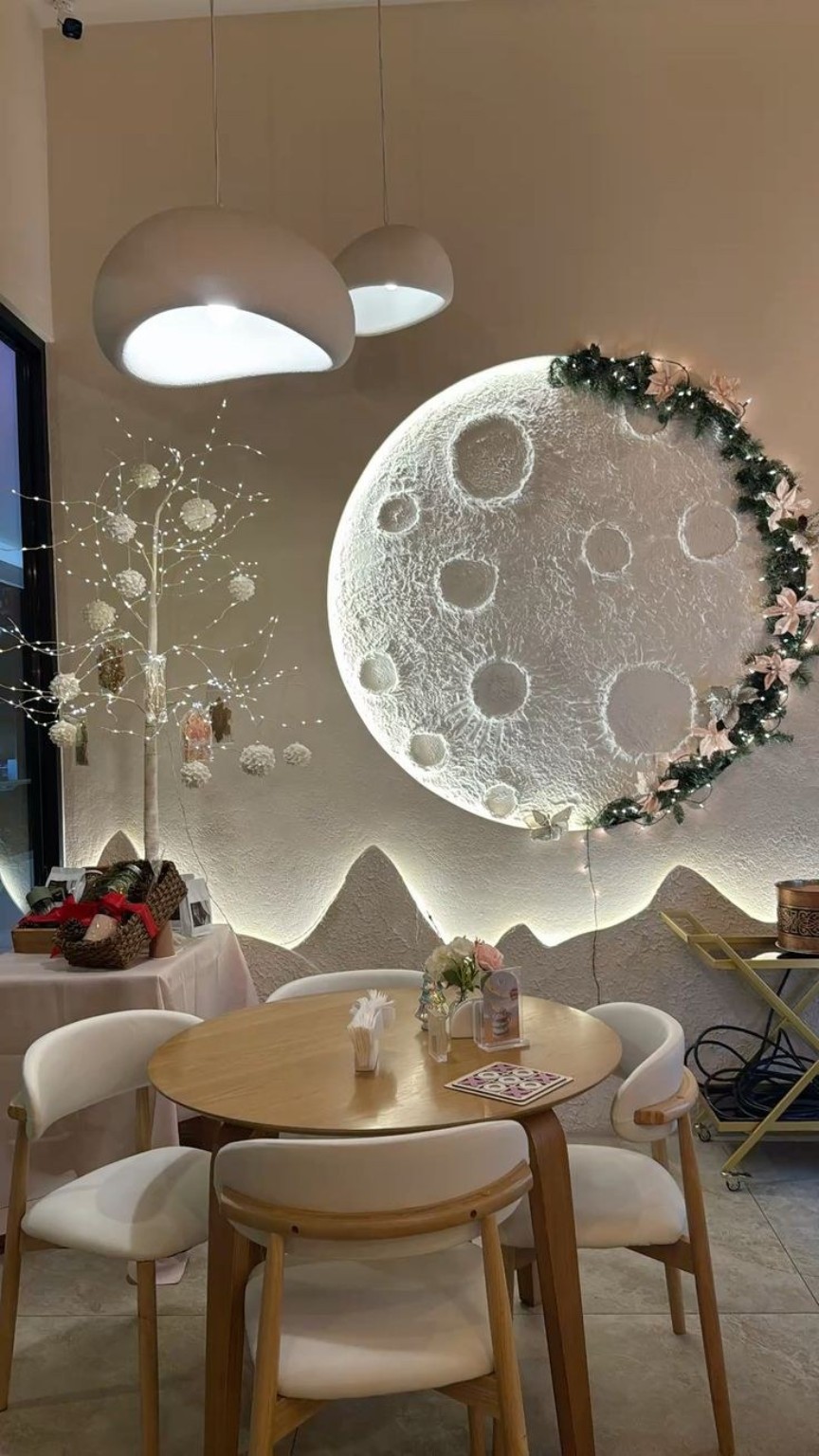 Interior Cloud Coffee dengan dekorasi bulan